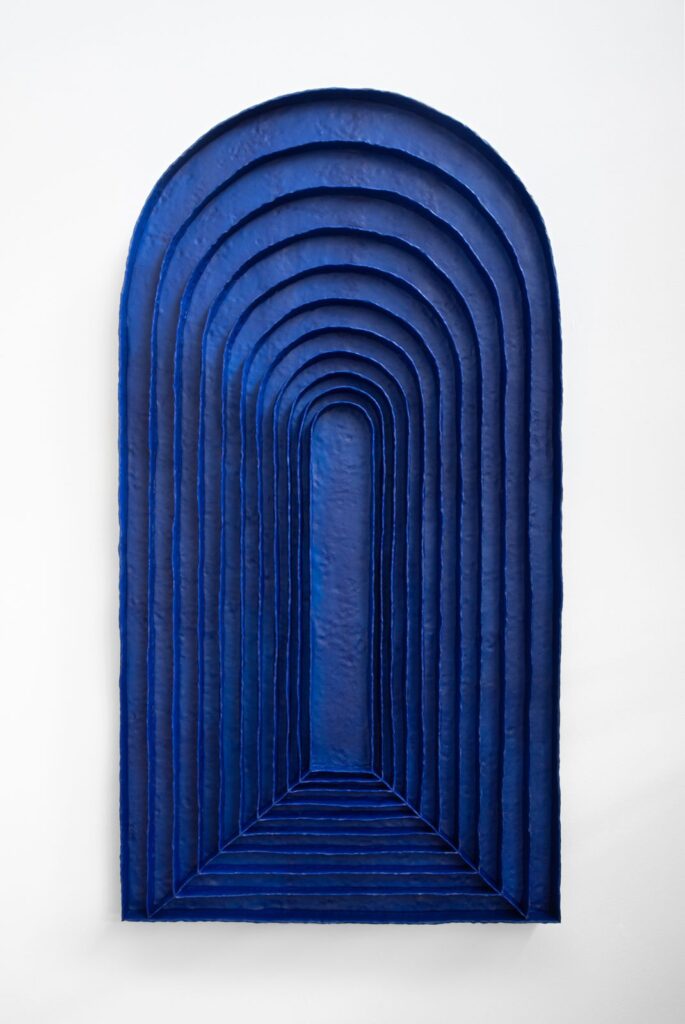 Levi van Veluw, Perception, 2024, polymeer klei, pigment en metalen frame, 170×86 cm (collectie kunstenaar)